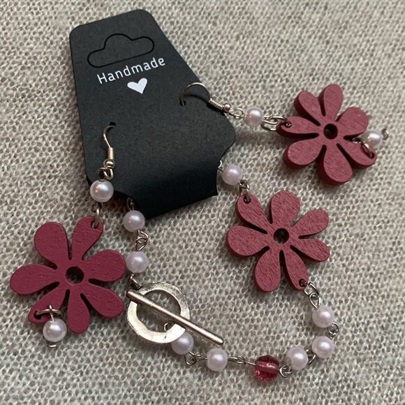 🌸 Handmade Pink Wooden Flower with Faux Pearls – Set (Bracelet + Earrings) - Picture 2 of 12